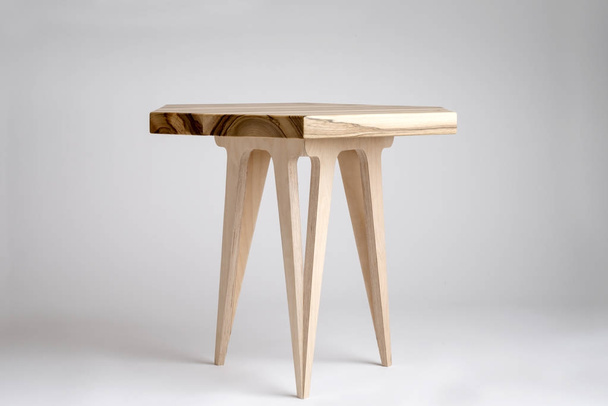 Mesa de diseño de madera moderna con tapa hexagonal
 - Foto, Imagen