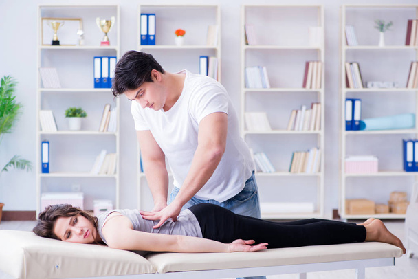 Mladý lékař chiropraktik masáž žena pacient žena - Fotografie, Obrázek