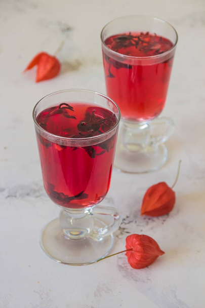 Chá de hibisco vermelho em copos de vidro em uma mesa
 - Foto, Imagem