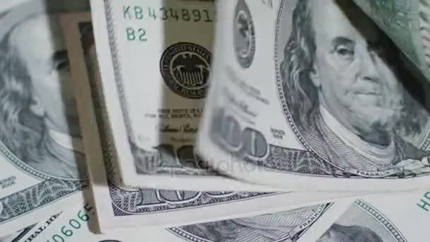 Куча банкнот по сто долларов на столе
 - Кадры, видео