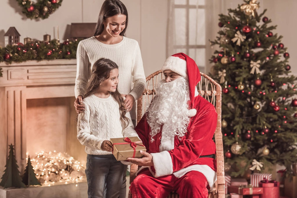 Девочка, мама и Санта Клаус
 - Фото, изображение