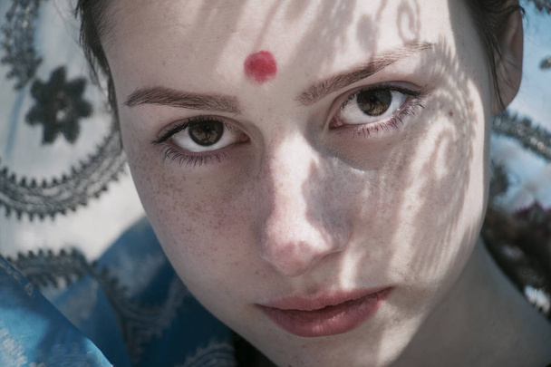 Bir sari beyaz kız - Fotoğraf, Görsel