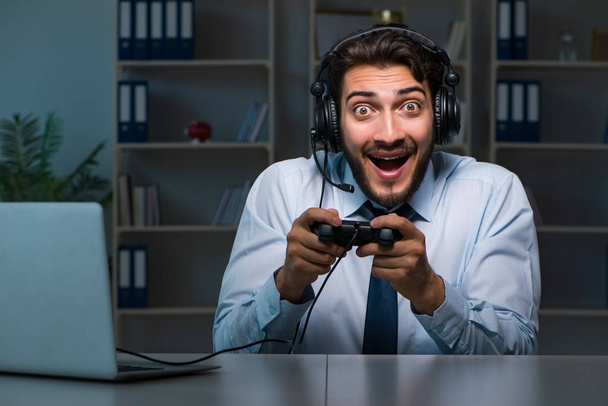 Empresário gamer ficar até tarde para jogar jogos - Foto, Imagem