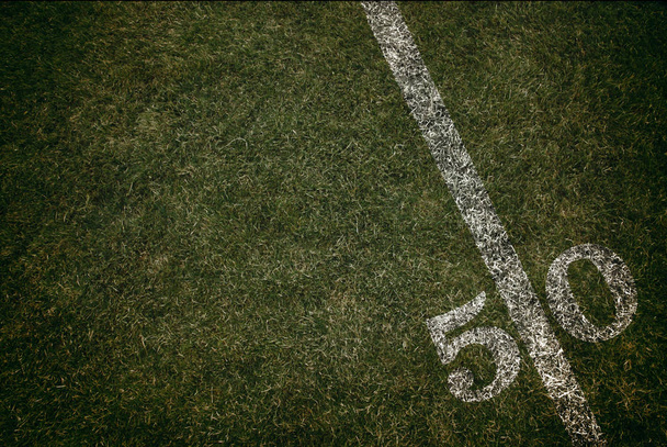 Futbol alan çim çim zemin 50 yard çizgisinde. Cuma gece ışık. - Fotoğraf, Görsel