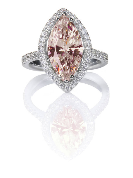 Brzoskwinia różowy Morganite piękne Diamond Engagement ring. Zegarek wysadzany kamieniami szlachetnymi Marquise cięcia w aureoli diamentów. - Zdjęcie, obraz