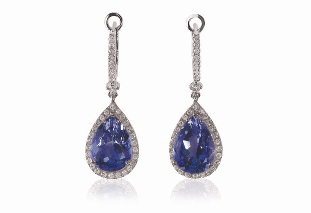 Gyönyörű gyémánt lila drágakő tanzanite Ametiszt párnát vágott körte alakú könnycsepp csepp gyémánt fülbevaló lóg. - Fotó, kép