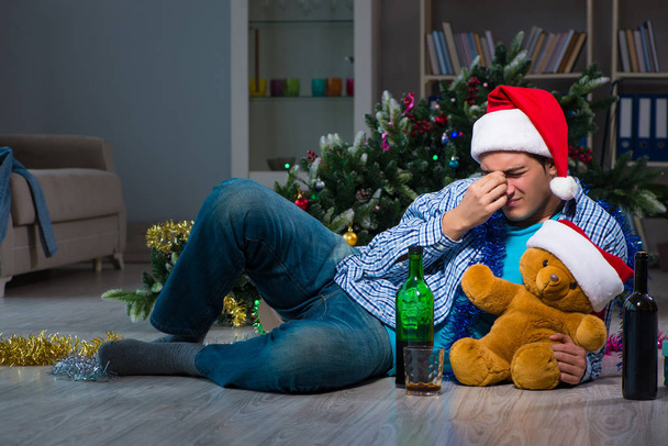 Mann feiert Weihnachten allein zu Hause - Foto, Bild