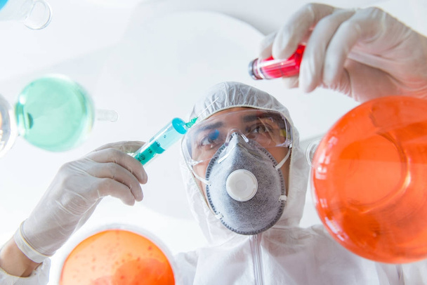 Laboratóriumban veszélyes vegyi anyagokkal dolgozó vegyész - Fotó, kép