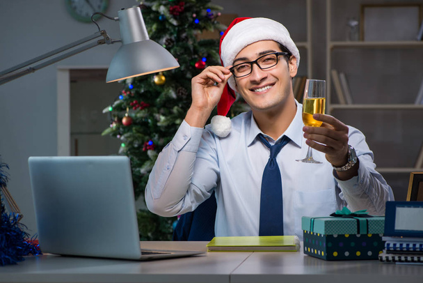 Empresario trabajando hasta tarde el día de Navidad en la oficina - Foto, imagen