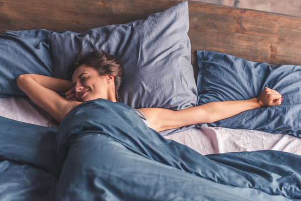 Yatakta genç bir kadın - Fotoğraf, Görsel