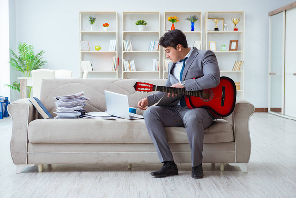 Biznesmen gra na gitarze w domu - Zdjęcie, obraz