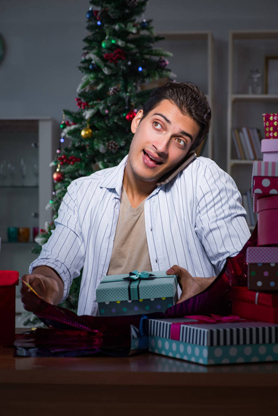 Man with many christmas gifts in boxes - Foto, afbeelding