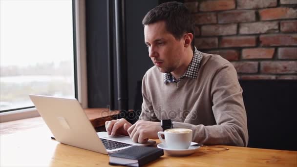 Mann arbeitet mit Laptop in Café - Filmmaterial, Video