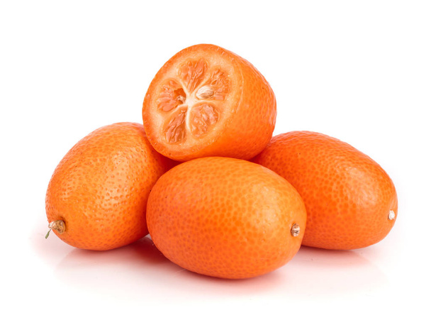 Cumquat of kumquat met half geïsoleerd op een witte achtergrond close-up - Foto, afbeelding