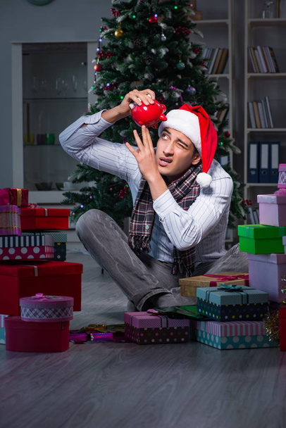Hombre con muchos regalos de Navidad en cajas - Foto, imagen