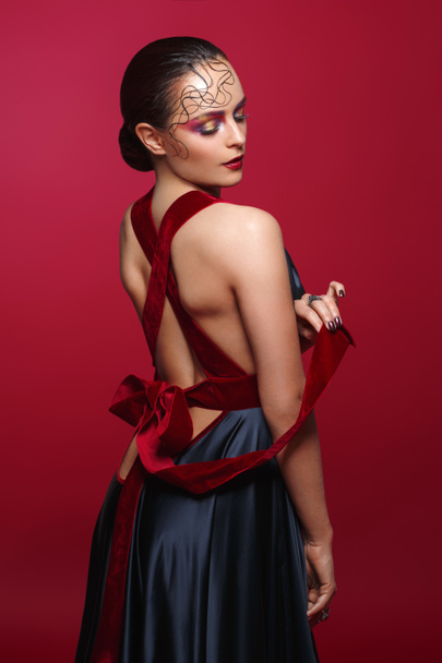 krásná žena v hedvábí šaty s červenou mašlí - Fotografie, Obrázek