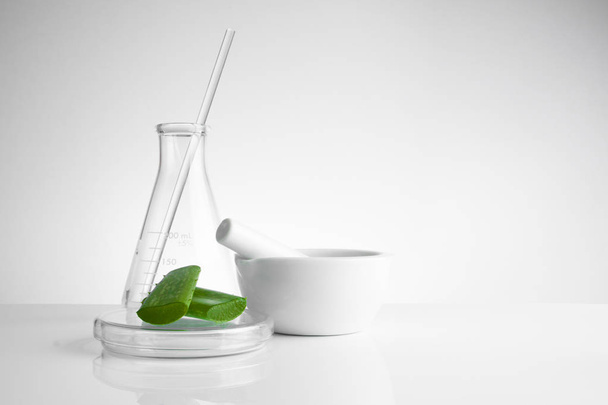 herbal medicine natural organic and scientific glassware - Foto, immagini