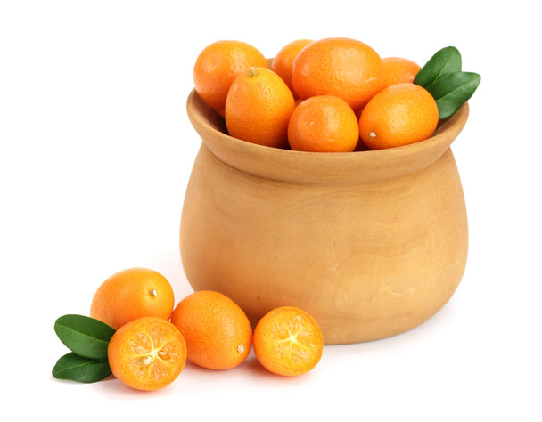 Cumquat ou kumquat avec feuille dans un bol en bois isolé sur fond blanc gros plan
 - Photo, image