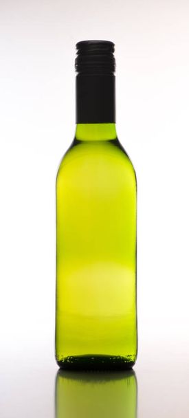 Bouteille de vin blanc isolé sur fond blanc
 - Photo, image