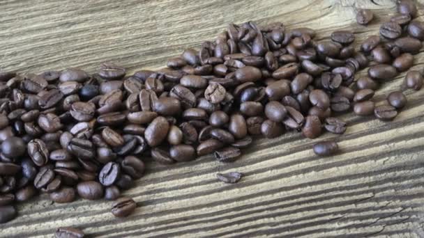 rohe Kaffeebohnen. Kaffeebohnen auf Holz Hintergrund.  - Filmmaterial, Video