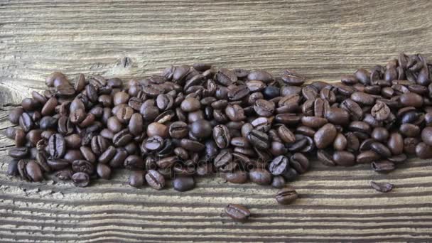 rohe Kaffeebohnen. Kaffeebohnen auf Holz Hintergrund.  - Filmmaterial, Video
