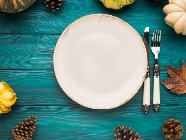 Пустая тарелка на зеленом осеннем фоне
 - Фото, изображение