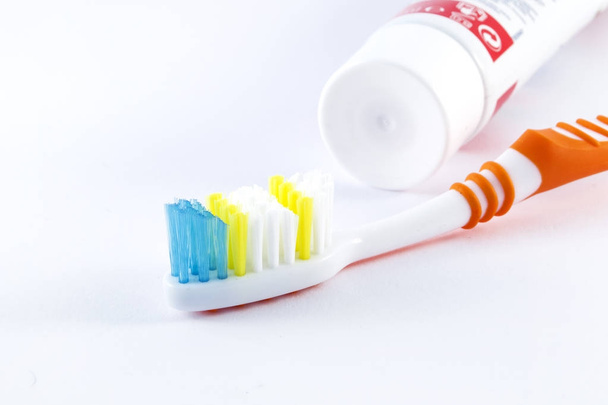 cepillo de dientes y pasta de dientes sobre fondo blanco - Foto, Imagen