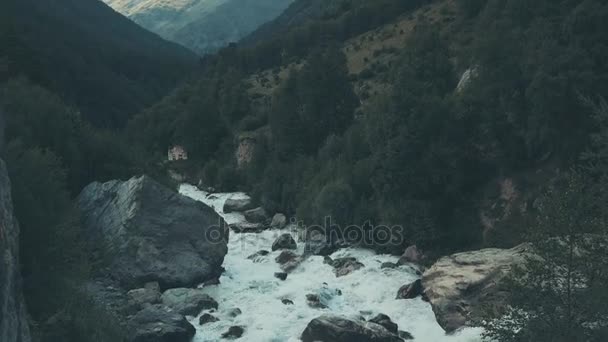 Drone vue rivière rapide en montagne. Sentier de montagne et rivière rocheuse
 - Séquence, vidéo