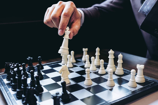 Gros plan des mains confiants hommes d'affaires collègues jouer aux échecs
 - Photo, image