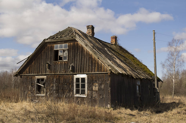 Opuštěný a poškozený dům  - Fotografie, Obrázek
