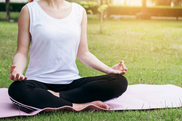 Jeune fille asiatique attrayante pratique le yoga et se détendre dans le parc
, - Photo, image