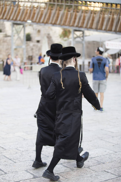 De dos, deux hommes vêtus de vêtements noirs traditionnels orthodoxes
  - Photo, image
