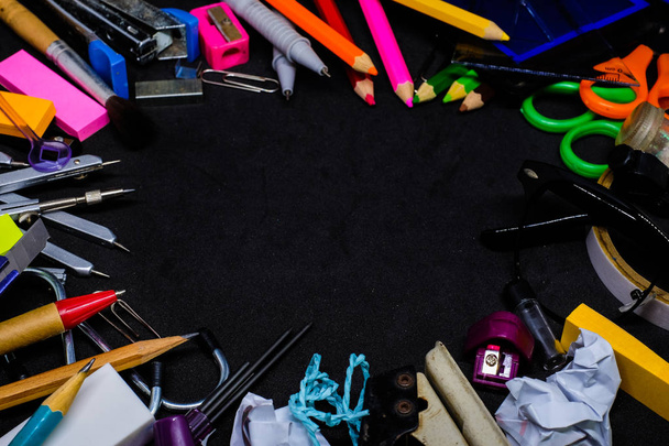 Zařízení (nástroj nebo příslušenství) pro vzdělávání ve škole - tužka, pero, papír, guma, ořezávátko, barevná tužka, sešívačka, děrování papíru, nůžky, páska, štětce, kreslení kompas pro texturu. - Fotografie, Obrázek