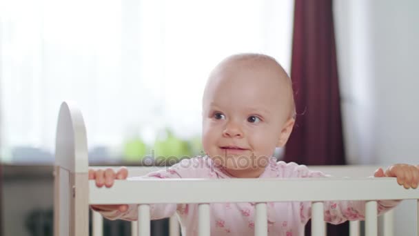 Bebé parado en una cuna en casa
 - Metraje, vídeo