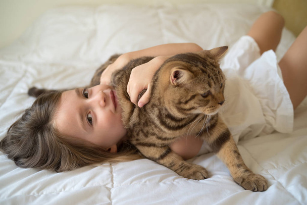 Kavkazský dívky pÛdû kočka na posteli - Fotografie, Obrázek