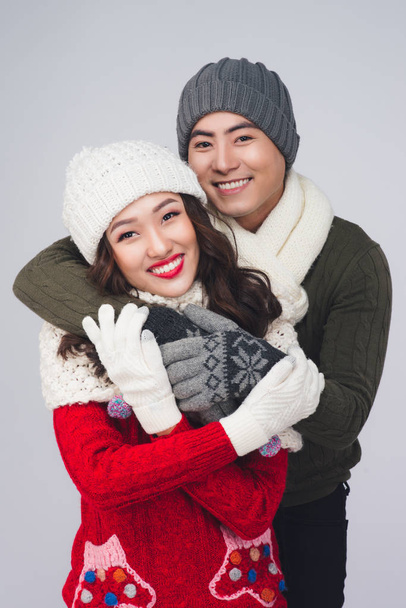 ζευγάρι φοράει ζεστά ρούχα - Φωτογραφία, εικόνα