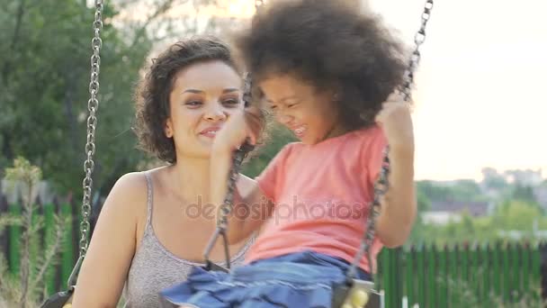 Kindermädchen bewundert aufrichtiges Lachen und echte Freude des kleinen Mädchens auf Schaukel, Slow-mo - Filmmaterial, Video
