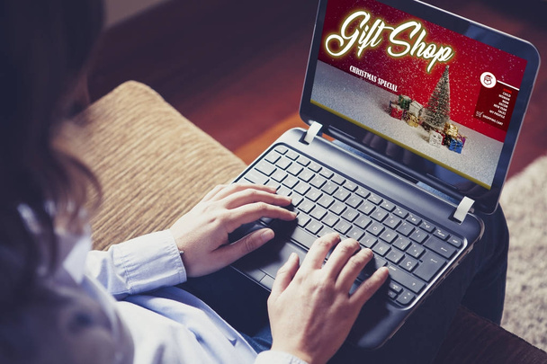 Frau kauft Weihnachtsgeschenke in einem Online-Geschenkeladen mit Laptop ein. - Foto, Bild