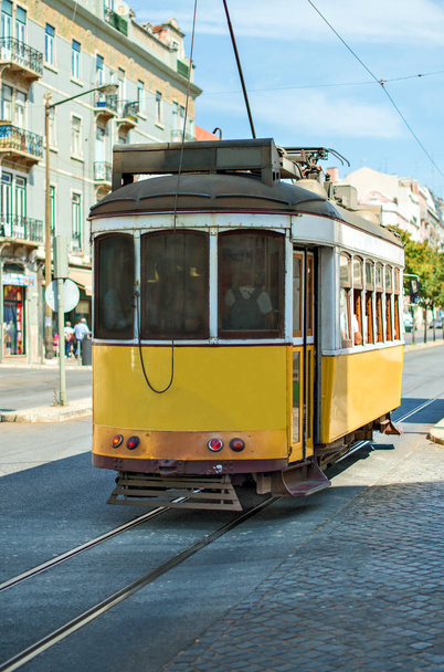 Famoso tram Lisbona sulla strada
. - Foto, immagini