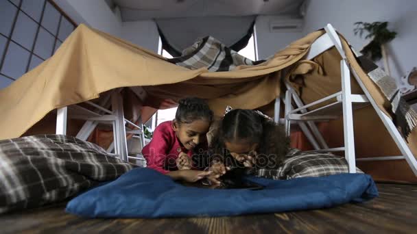 Twee schattige kleine meisjes spelen met digitale tablet - Video