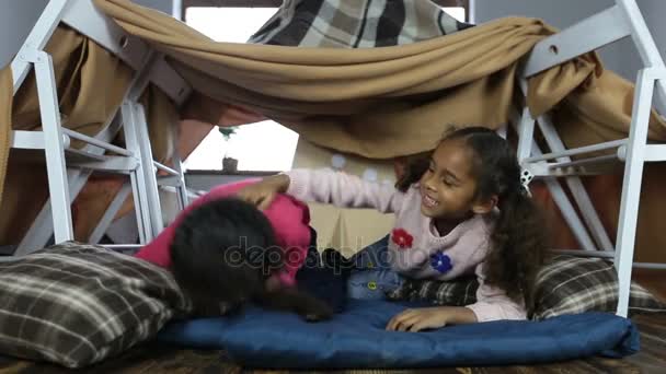 Uśmiechający się słodkie dzieci, grając razem w pokoju dziennym - Materiał filmowy, wideo