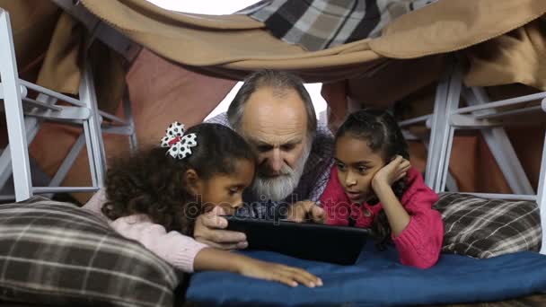 Clevere Kinder zeigen Opa, wie man Touchpad bedient - Filmmaterial, Video