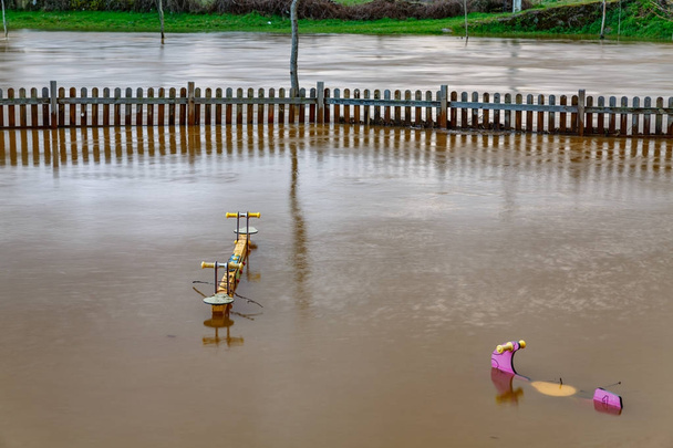 Πλημμύρες και swing πάρκο κάτω από το νερό - Φωτογραφία, εικόνα