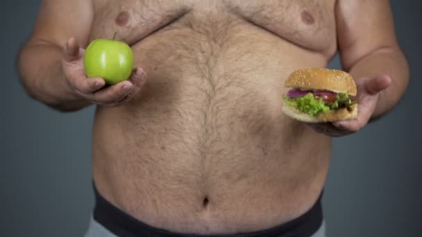 Obézní muž rozhodování jíst nezdravé, nadváhou problém, cholesterolu - Záběry, video