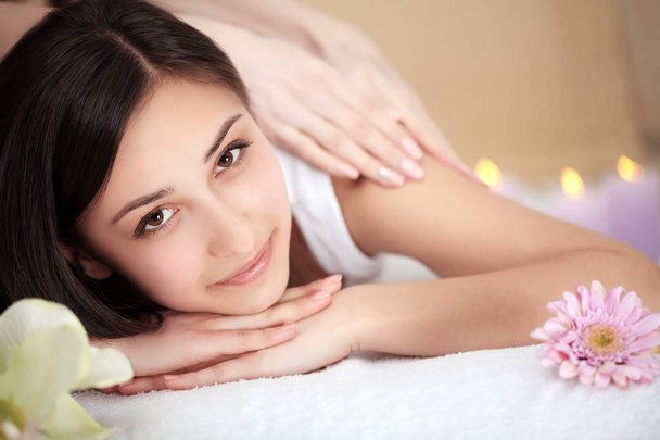 Masör masaj spa salonda kadın vücudunda yapıyor. Güzellik tre - Fotoğraf, Görsel
