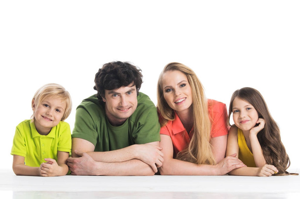 Příležitostné rodina leží na podlaze - Fotografie, Obrázek