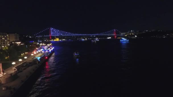 Isztambul Bridge Drone éjszakai légi kilátás Video - Ciragan Sarayi - Bogaz Koprusu - 15 Temmuz Sehitler Koprusu - Felvétel, videó