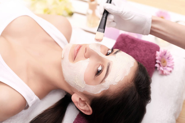 Vrouw met masker op haar gezicht met hoofd massage. - Foto, afbeelding
