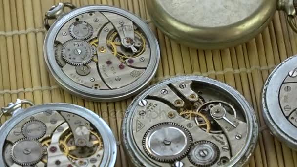 Обертається стара кишенькова група годинників на столі
 - Кадри, відео