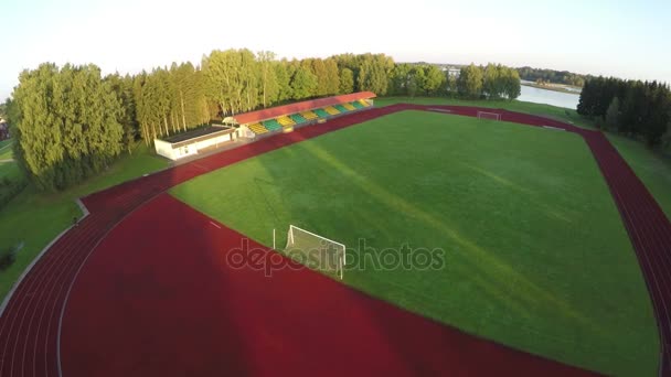 Luchtfoto uitzicht over sport stadion in de ochtendzon - Video